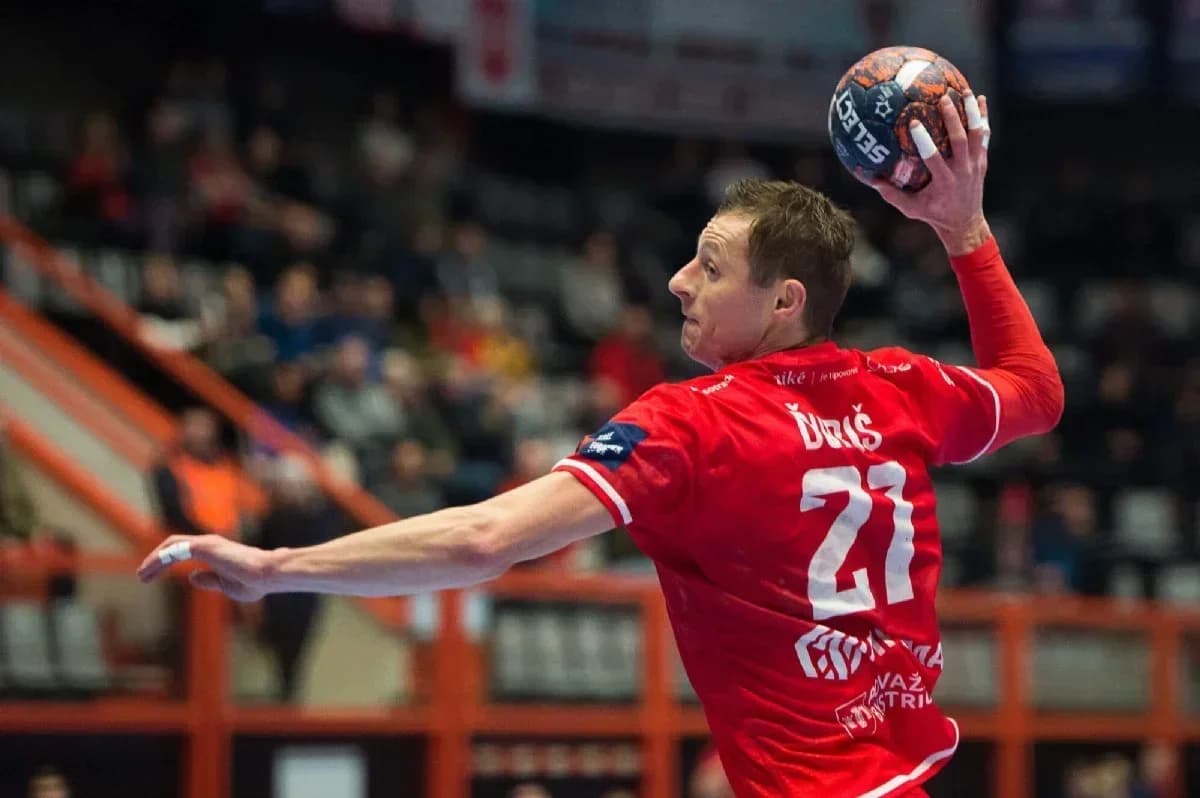 POVSTAŇME, SNÍMME KLOBÚKY A VZDAJME HOLD LEGENDE